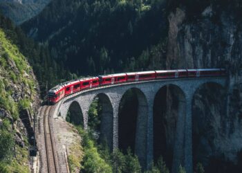 5 Scenic Trains for Exploring Scotland’s Dramatic Highlands, Sparkling Lochs, and Coastal Towns